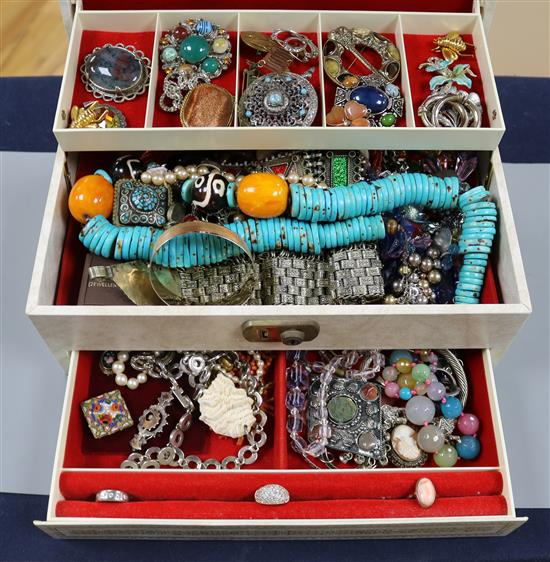 A mixed group of assorted jewellery including costume and silver.